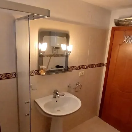 Beautiful With Private Bathroom In Old Centre شقة Gjirokastër
