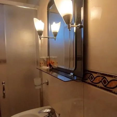 Beautiful With Private Bathroom In Old Centre Апартаменты Гирокастра